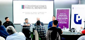 persona brindando charla de discapacidad