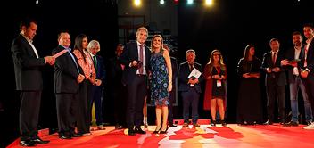 hombre y mujer reciben premio